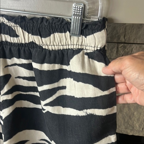 H & M Black and White linen blend shorts size Medium - Picture 4 of 8